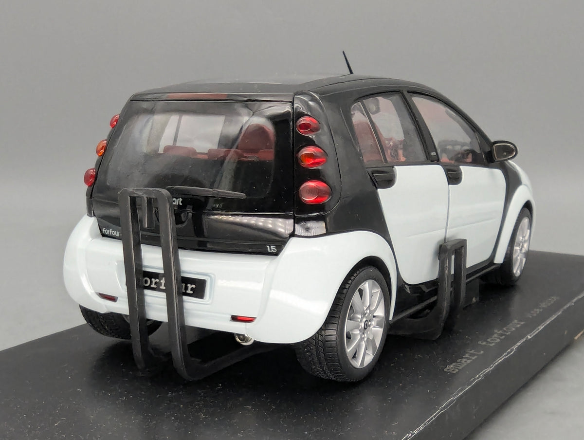 Modellautos 1:18 Kyosho Smart Forfour Ice White mit Dealer OVP