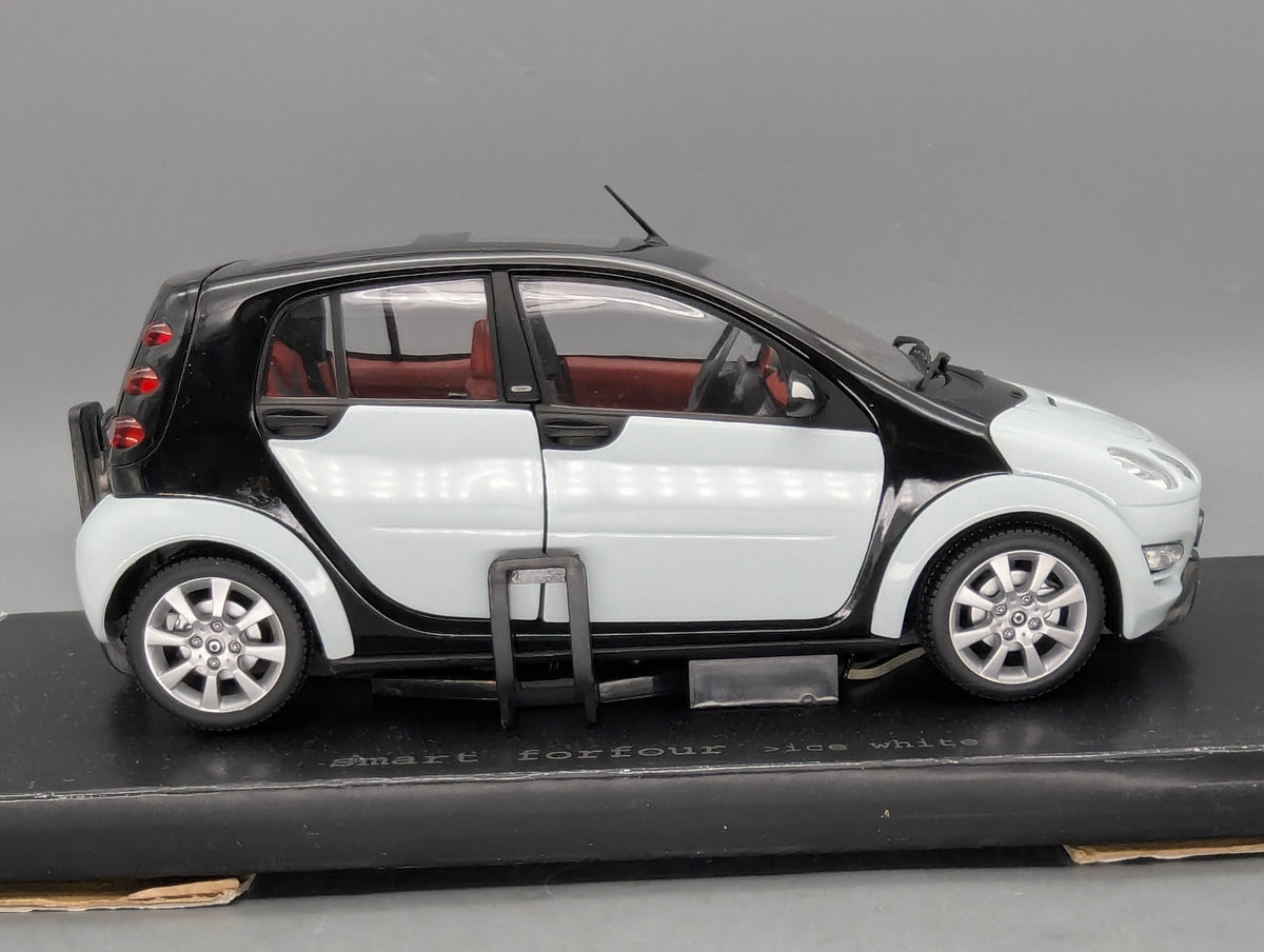Modellautos 1:18 Kyosho Smart Forfour Ice White mit Dealer OVP