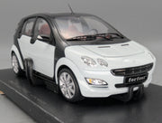 Modellautos 1:18 Kyosho Smart Forfour Ice White mit Dealer OVP
