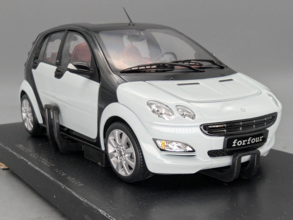 Modellautos 1:18 Kyosho Smart Forfour Ice White mit Dealer OVP