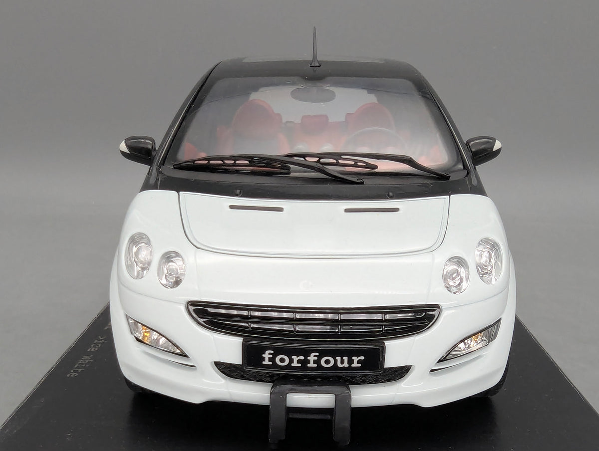 Modellautos 1:18 Kyosho Smart Forfour Ice White mit Dealer OVP