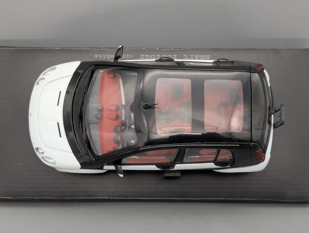 Modellautos 1:18 Kyosho Smart Forfour Ice White mit Dealer OVP
