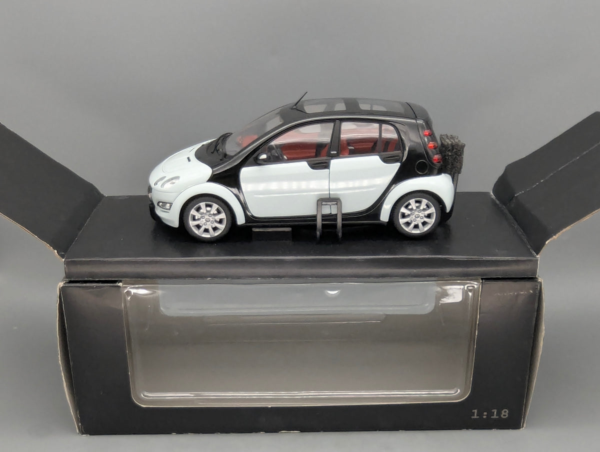 Modellautos 1:18 Kyosho Smart Forfour Ice White mit Dealer OVP