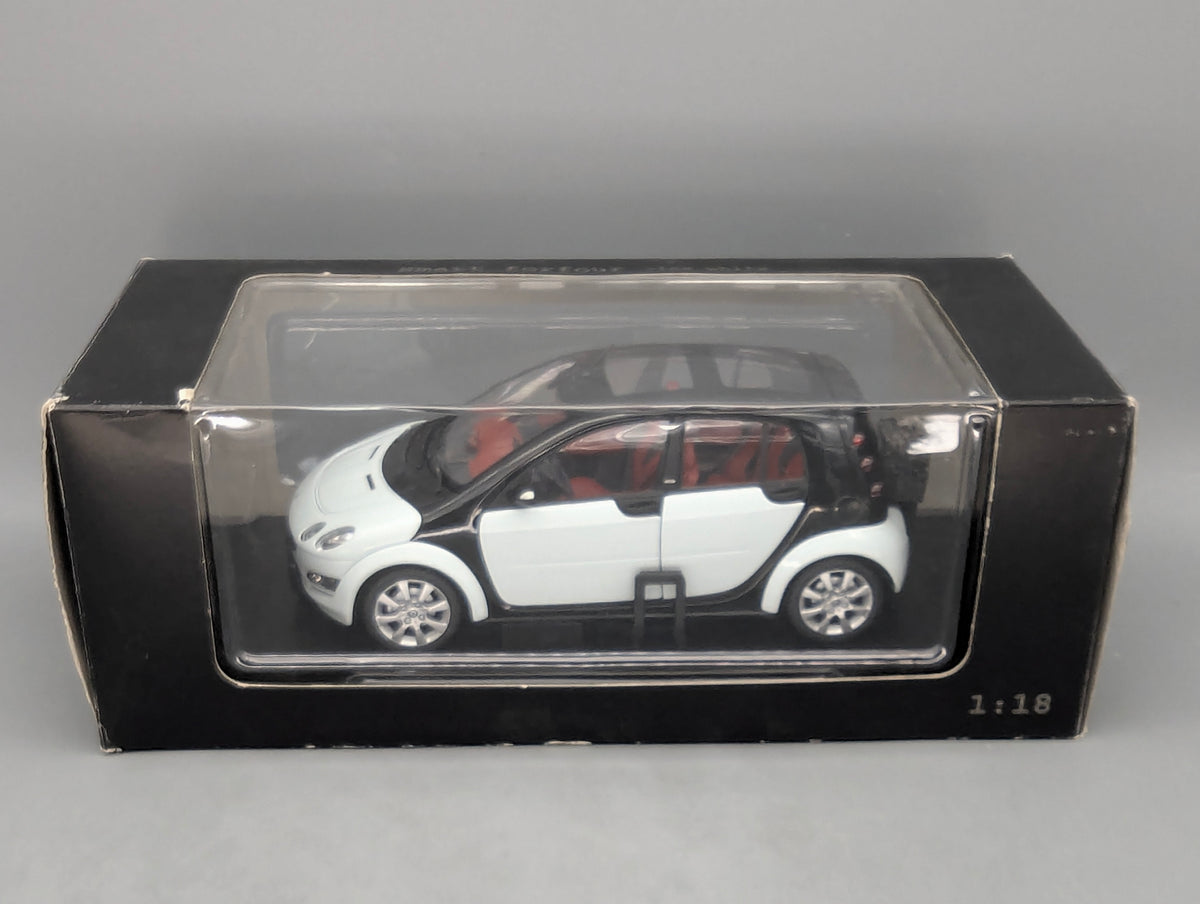 Modellautos 1:18 Kyosho Smart Forfour Ice White mit Dealer OVP