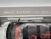 Modellautos 1:18 Kyosho Smart Forfour Ice White mit Dealer OVP