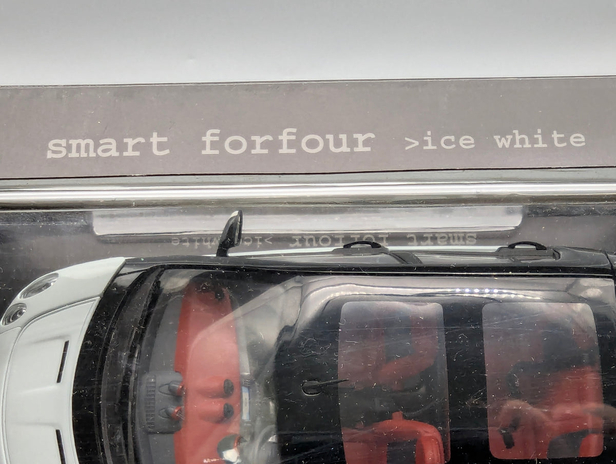 Modellautos 1:18 Kyosho Smart Forfour Ice White mit Dealer OVP