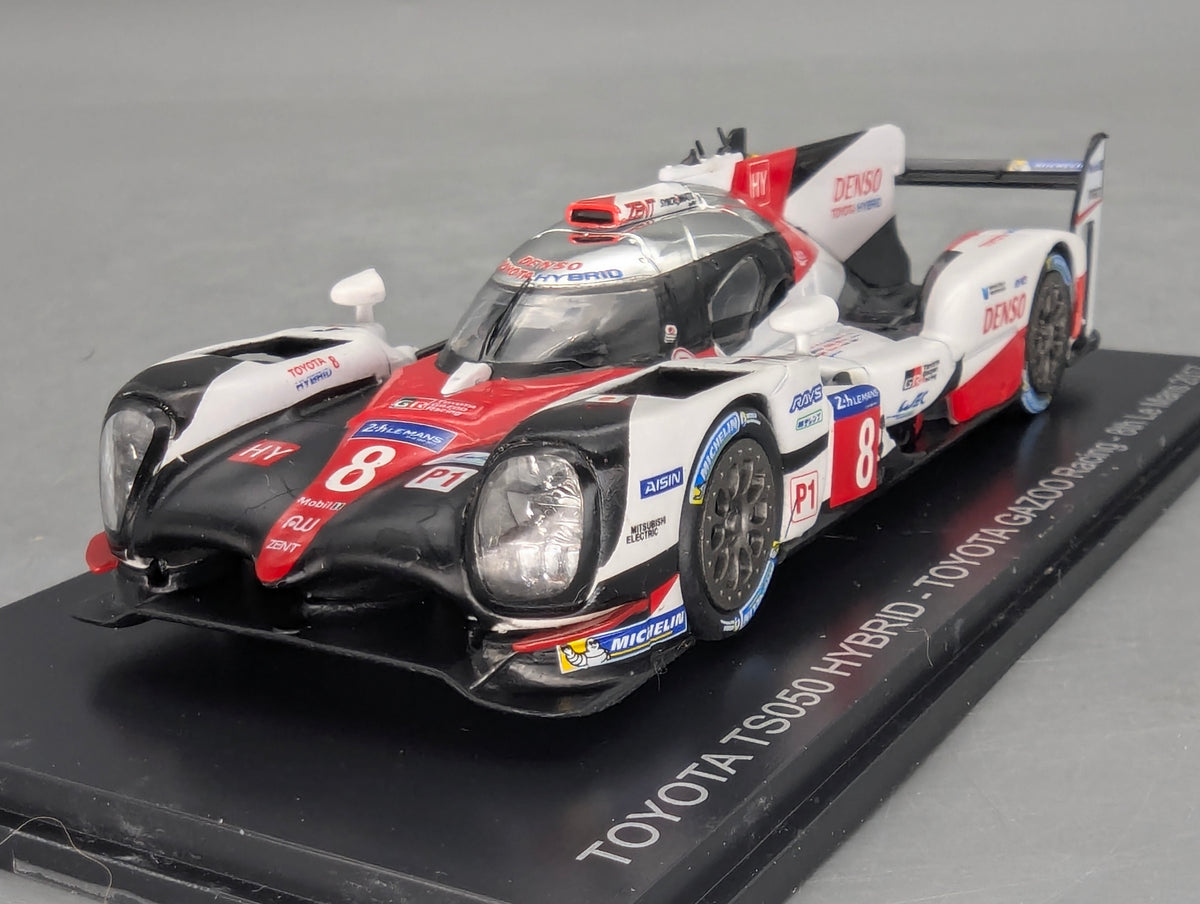 Modellautos 1:43 Spark Toyota TS050 Hybrid 24h Le Mans 2017 #8 Vitrine