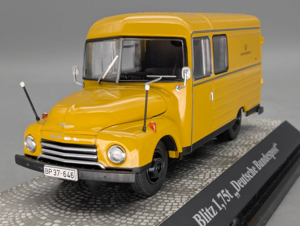 Modellautos 1:43 Premium ClassiXXs Opel Blitz 1,75t Deutsche Bundespost Vitrine