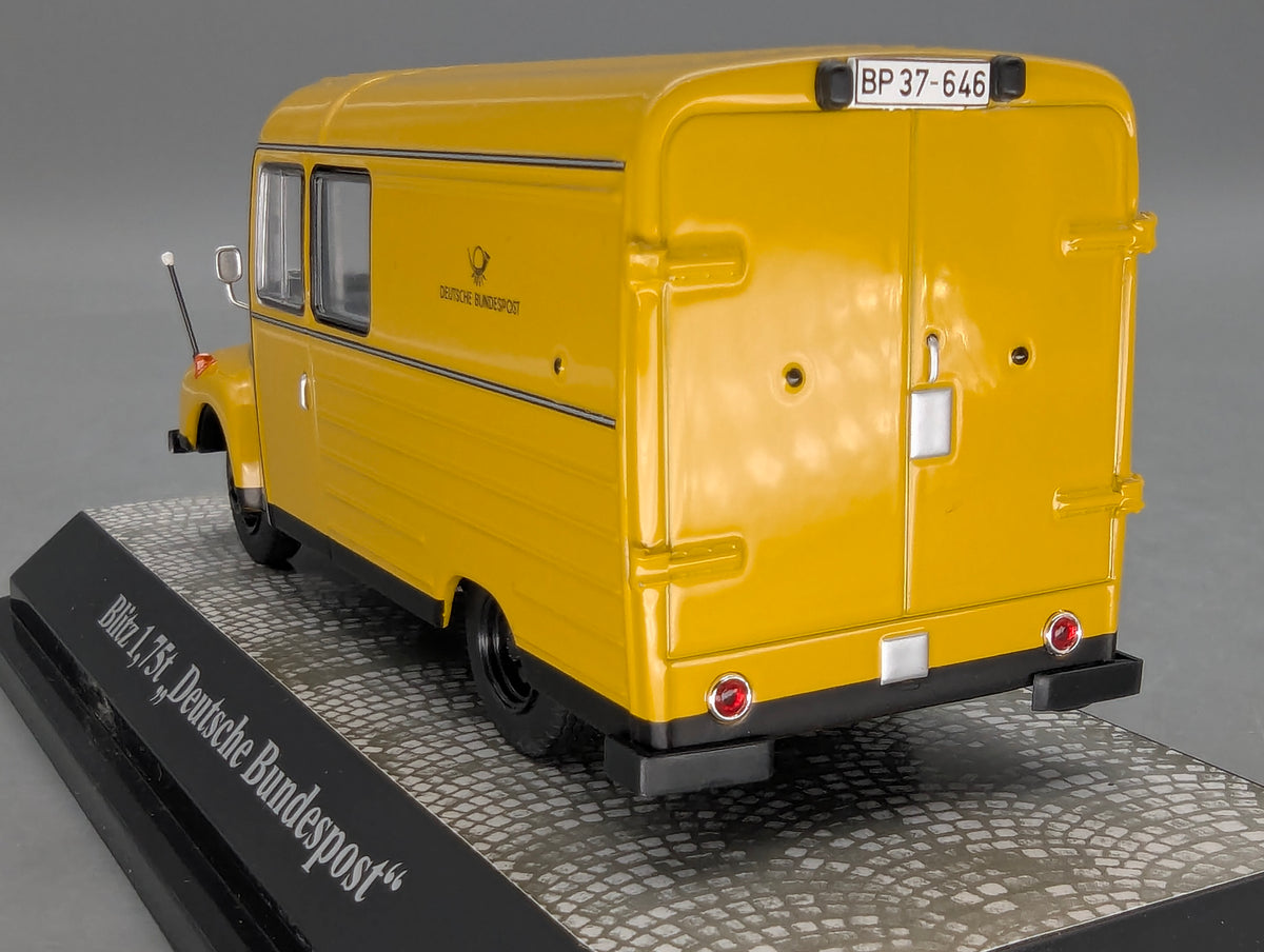 Modellautos 1:43 Premium ClassiXXs Opel Blitz 1,75t Deutsche Bundespost Vitrine