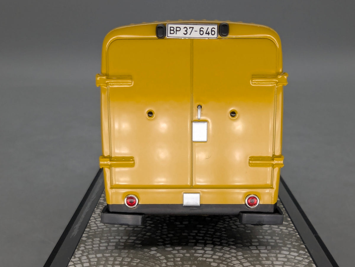 Modellautos 1:43 Premium ClassiXXs Opel Blitz 1,75t Deutsche Bundespost Vitrine