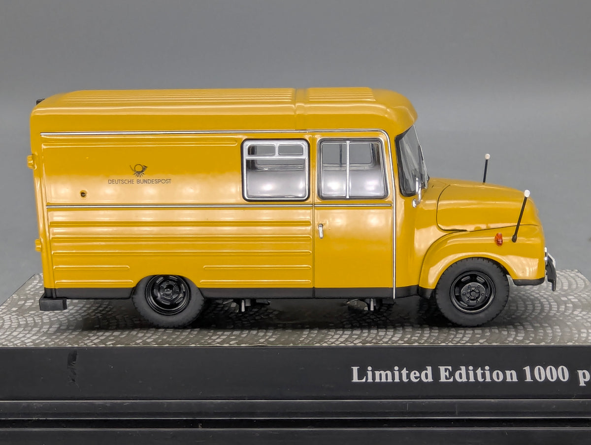 Modellautos 1:43 Premium ClassiXXs Opel Blitz 1,75t Deutsche Bundespost Vitrine