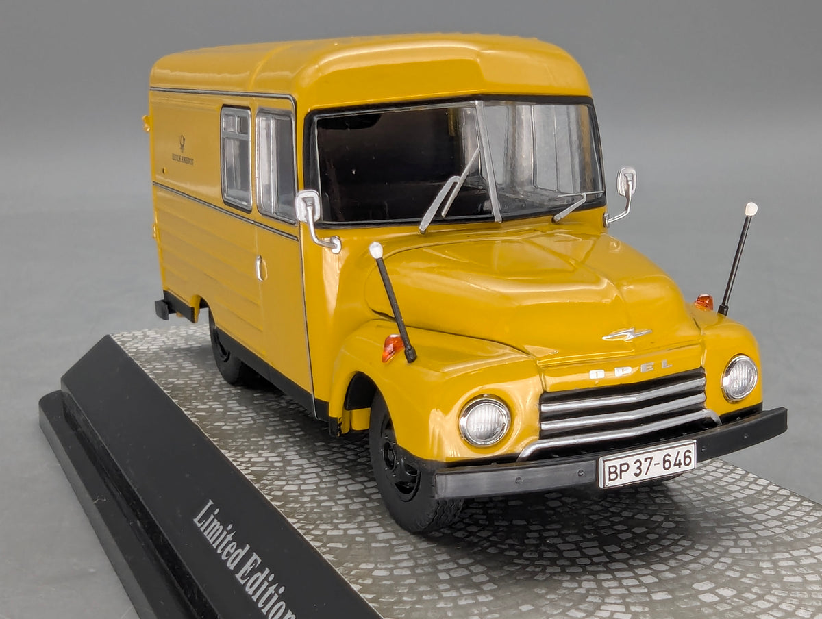 Modellautos 1:43 Premium ClassiXXs Opel Blitz 1,75t Deutsche Bundespost Vitrine