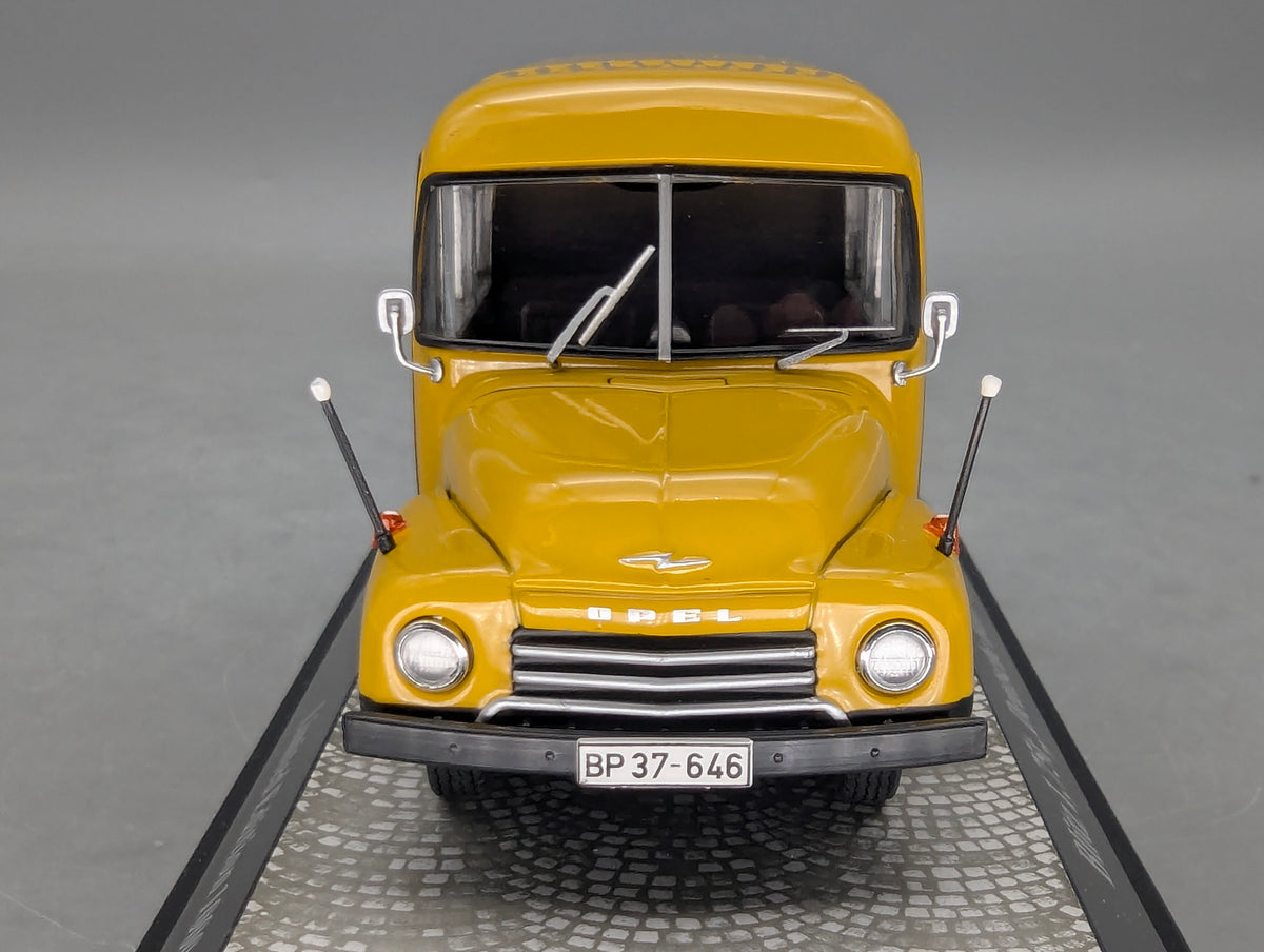 Modellautos 1:43 Premium ClassiXXs Opel Blitz 1,75t Deutsche Bundespost Vitrine