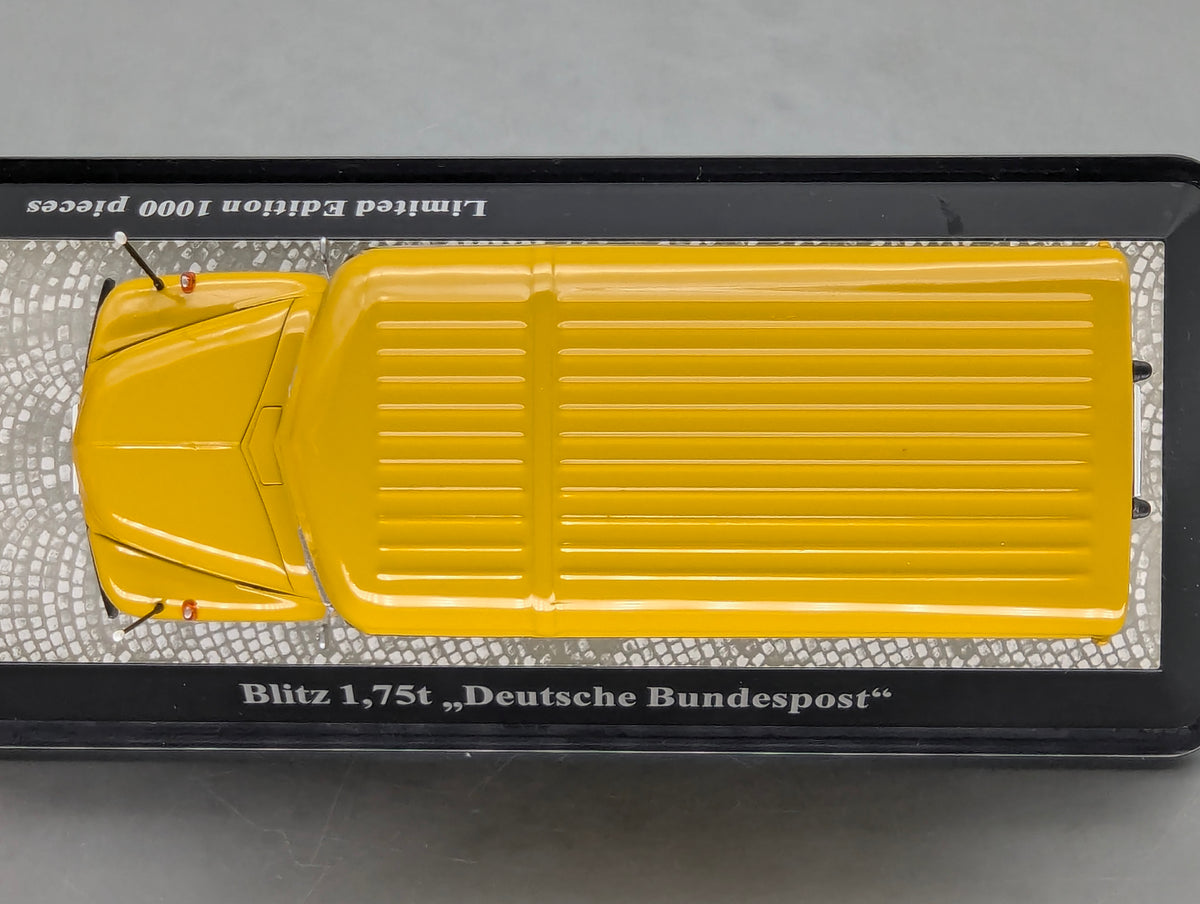 Modellautos 1:43 Premium ClassiXXs Opel Blitz 1,75t Deutsche Bundespost Vitrine