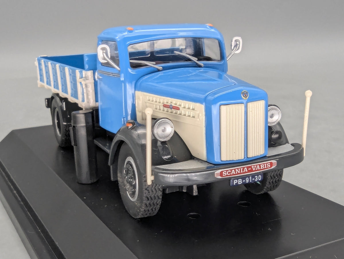 LKW Modell 1:50 NZG 584 Scania Vabis L60 Pritschen LKW Blau Weiß mit Vitrine
