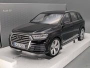 Modellautos 1:18 Minichamps Audi Q7 Orcaschwarz mit Dealer OVP
