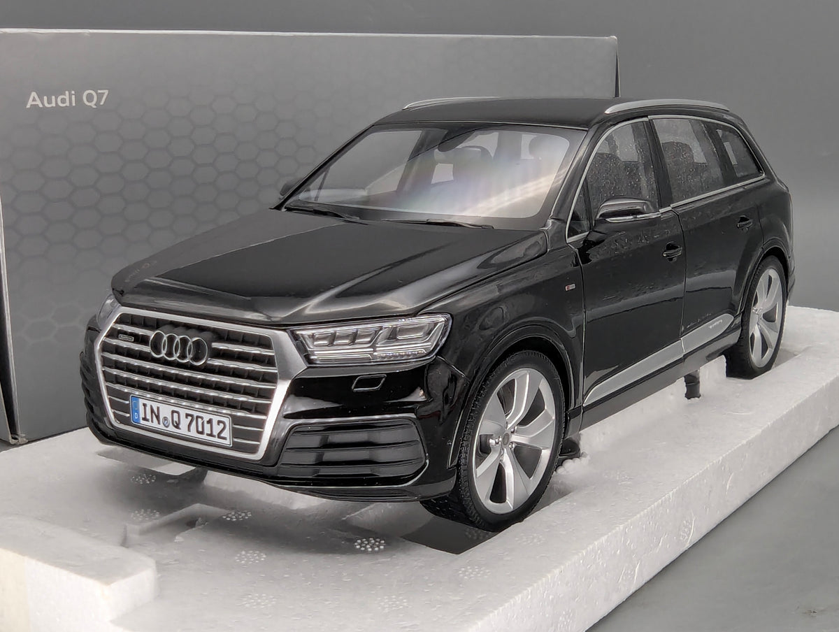 Modellautos 1:18 Minichamps Audi Q7 Orcaschwarz mit Dealer OVP