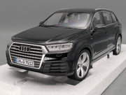 Modellautos 1:18 Minichamps Audi Q7 Orcaschwarz mit Dealer OVP