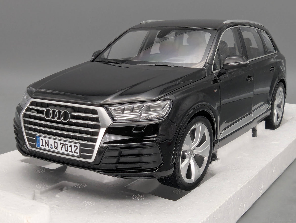 Modellautos 1:18 Minichamps Audi Q7 Orcaschwarz mit Dealer OVP