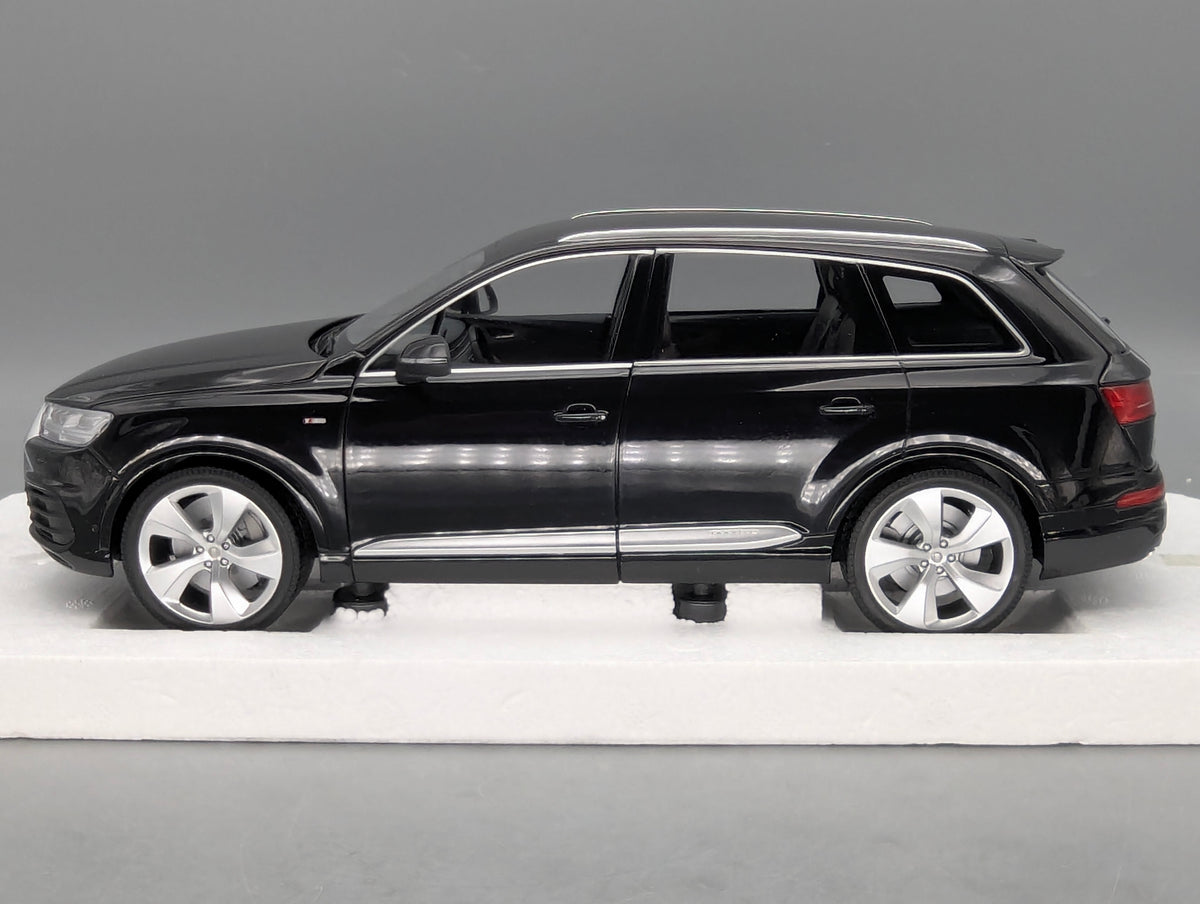 Modellautos 1:18 Minichamps Audi Q7 Orcaschwarz mit Dealer OVP