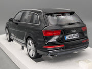 Modellautos 1:18 Minichamps Audi Q7 Orcaschwarz mit Dealer OVP