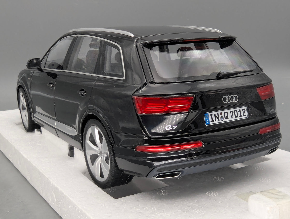 Modellautos 1:18 Minichamps Audi Q7 Orcaschwarz mit Dealer OVP
