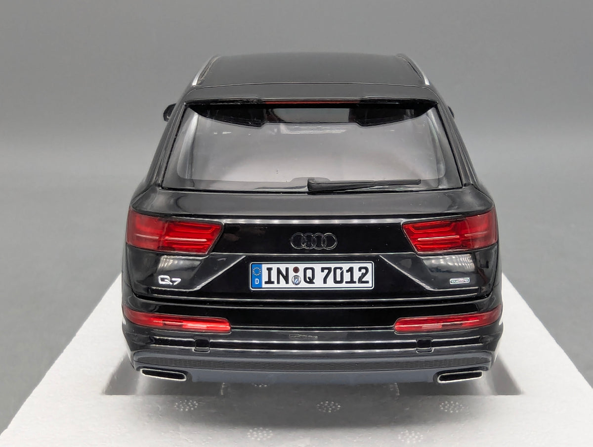 Modellautos 1:18 Minichamps Audi Q7 Orcaschwarz mit Dealer OVP
