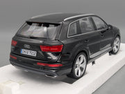 Modellautos 1:18 Minichamps Audi Q7 Orcaschwarz mit Dealer OVP