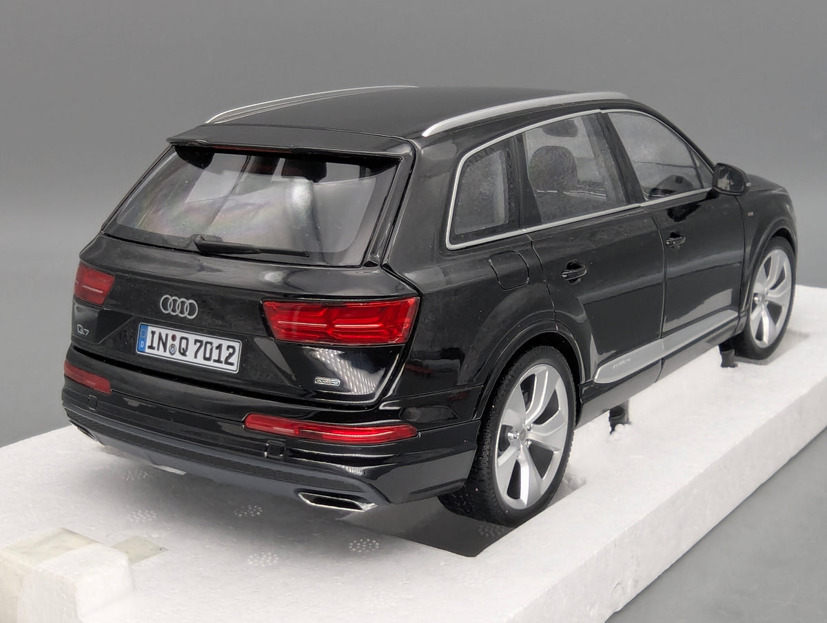Modellautos 1:18 Minichamps Audi Q7 Orcaschwarz mit Dealer OVP