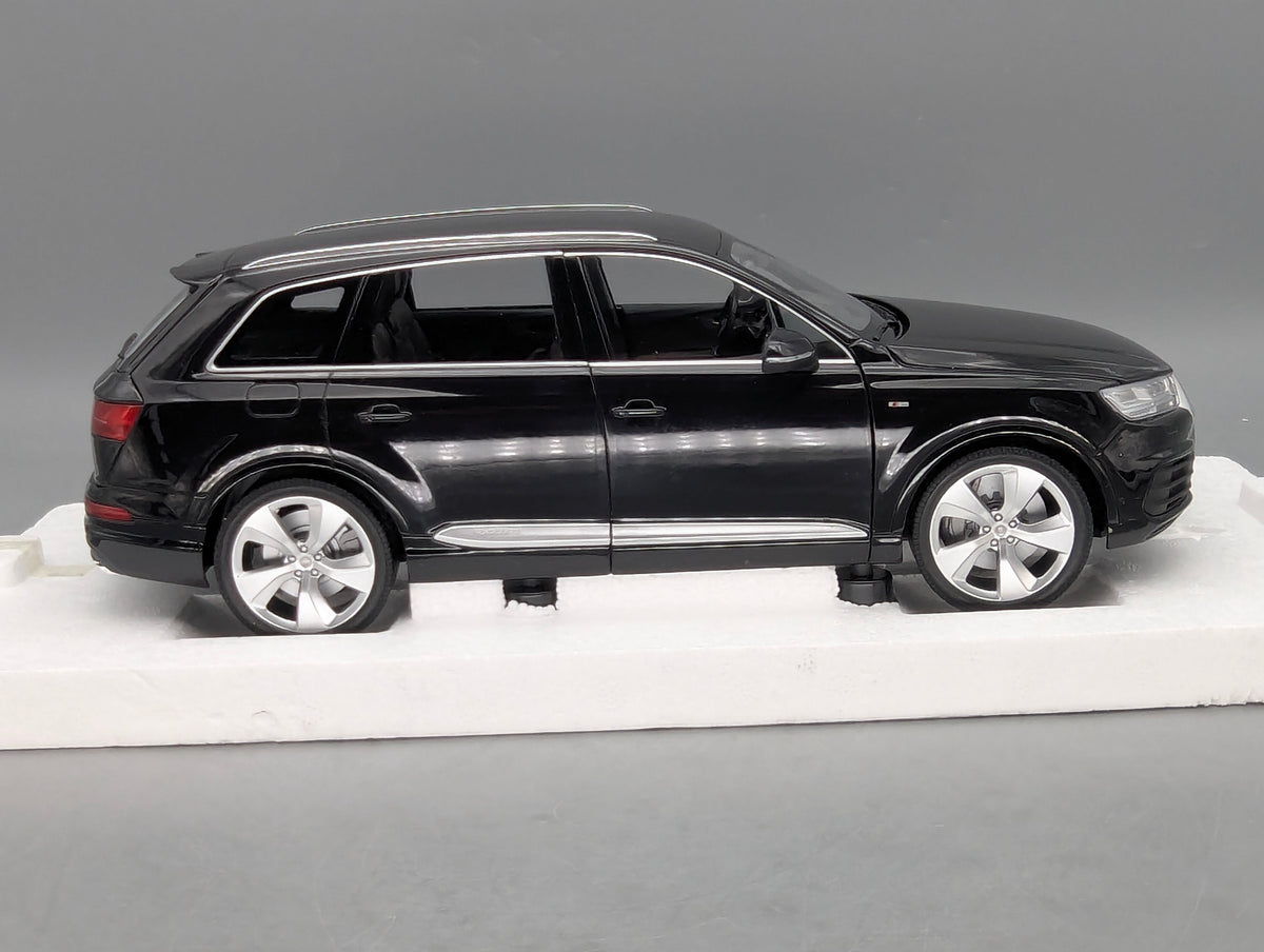Modellautos 1:18 Minichamps Audi Q7 Orcaschwarz mit Dealer OVP