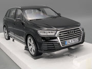 Modellautos 1:18 Minichamps Audi Q7 Orcaschwarz mit Dealer OVP