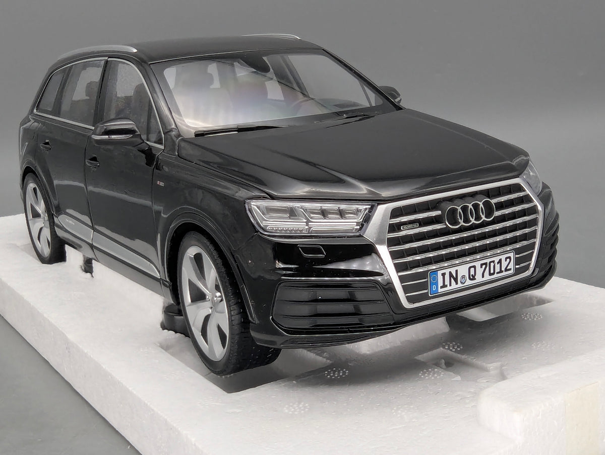 Modellautos 1:18 Minichamps Audi Q7 Orcaschwarz mit Dealer OVP