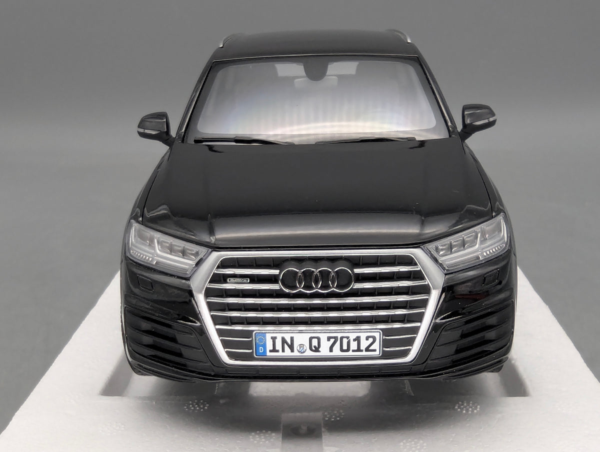 Modellautos 1:18 Minichamps Audi Q7 Orcaschwarz mit Dealer OVP