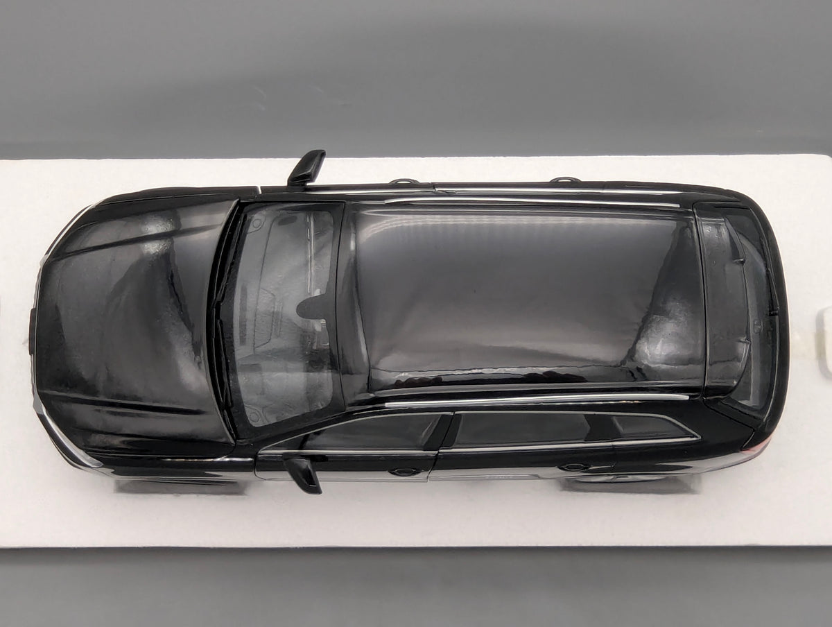 Modellautos 1:18 Minichamps Audi Q7 Orcaschwarz mit Dealer OVP