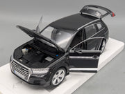 Modellautos 1:18 Minichamps Audi Q7 Orcaschwarz mit Dealer OVP