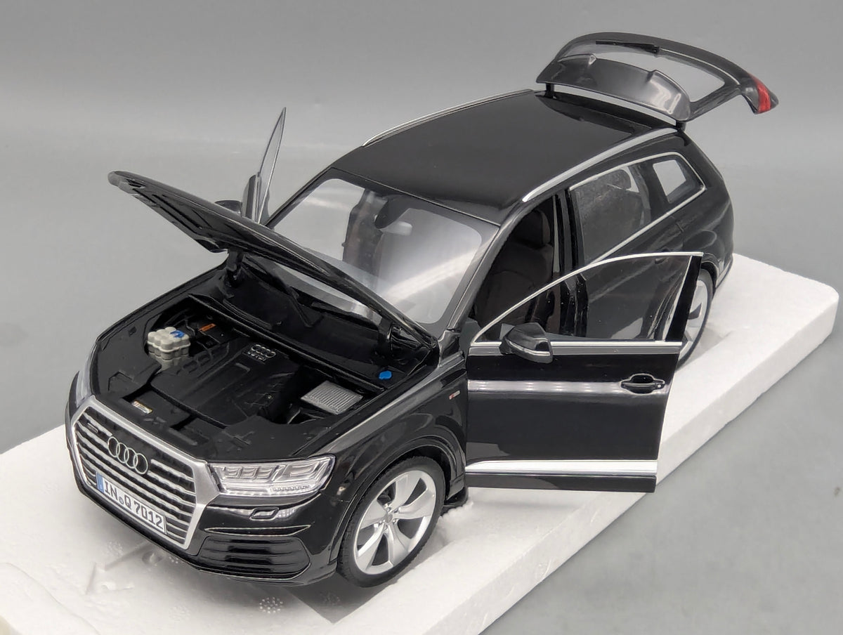 Modellautos 1:18 Minichamps Audi Q7 Orcaschwarz mit Dealer OVP