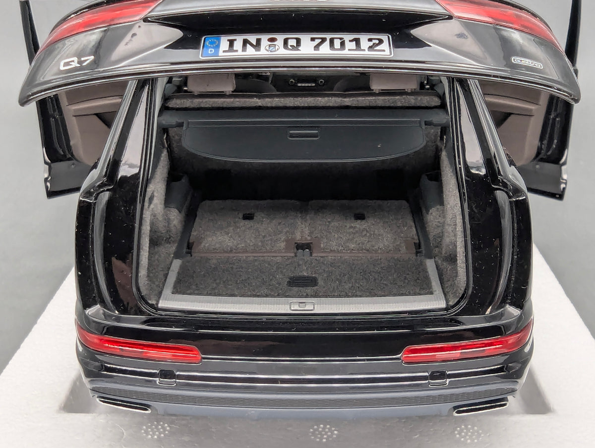 Modellautos 1:18 Minichamps Audi Q7 Orcaschwarz mit Dealer OVP
