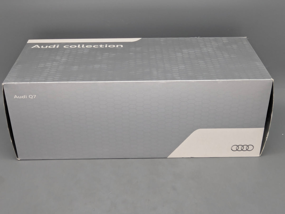 Modellautos 1:18 Minichamps Audi Q7 Orcaschwarz mit Dealer OVP