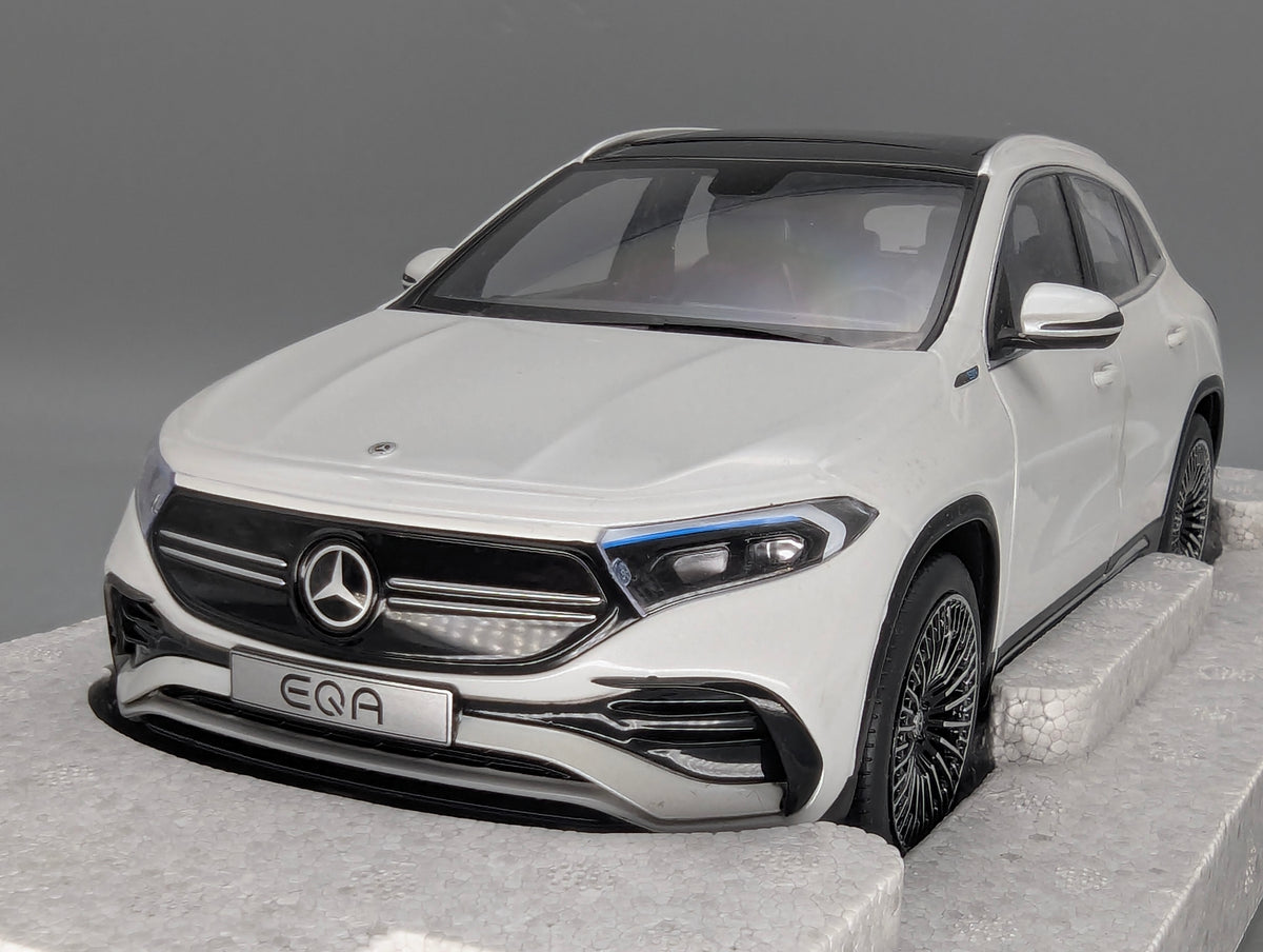 Modellautos 1:18 NZG Mercedes Benz EQA Digitalweiß mit Dealer OVP