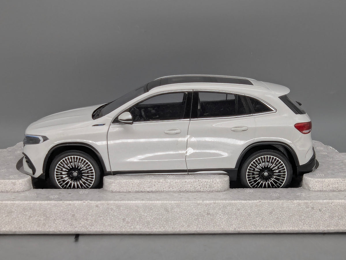 Modellautos 1:18 NZG Mercedes Benz EQA Digitalweiß mit Dealer OVP