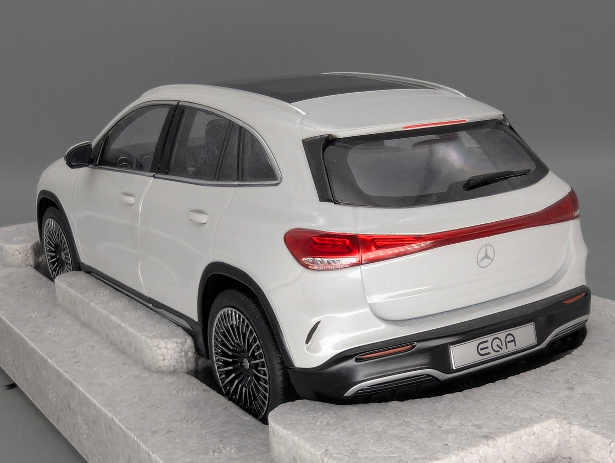 Modellautos 1:18 NZG Mercedes Benz EQA Digitalweiß mit Dealer OVP