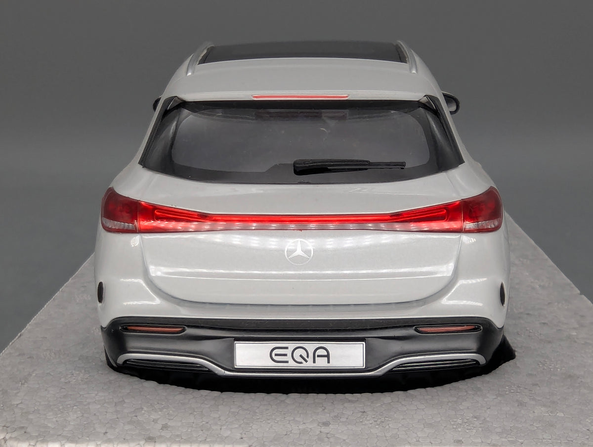 Modellautos 1:18 NZG Mercedes Benz EQA Digitalweiß mit Dealer OVP