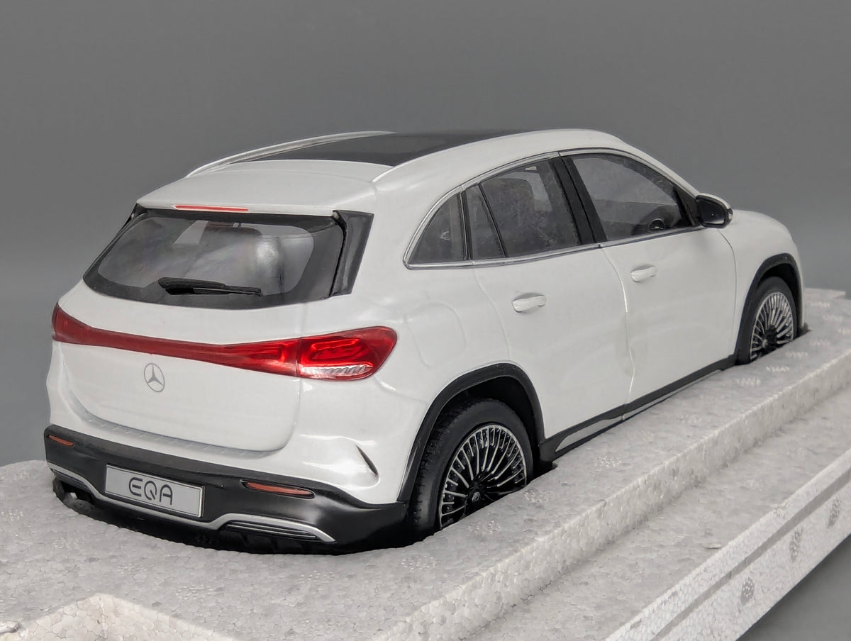Modellautos 1:18 NZG Mercedes Benz EQA Digitalweiß mit Dealer OVP