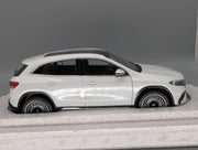 Modellautos 1:18 NZG Mercedes Benz EQA Digitalweiß mit Dealer OVP