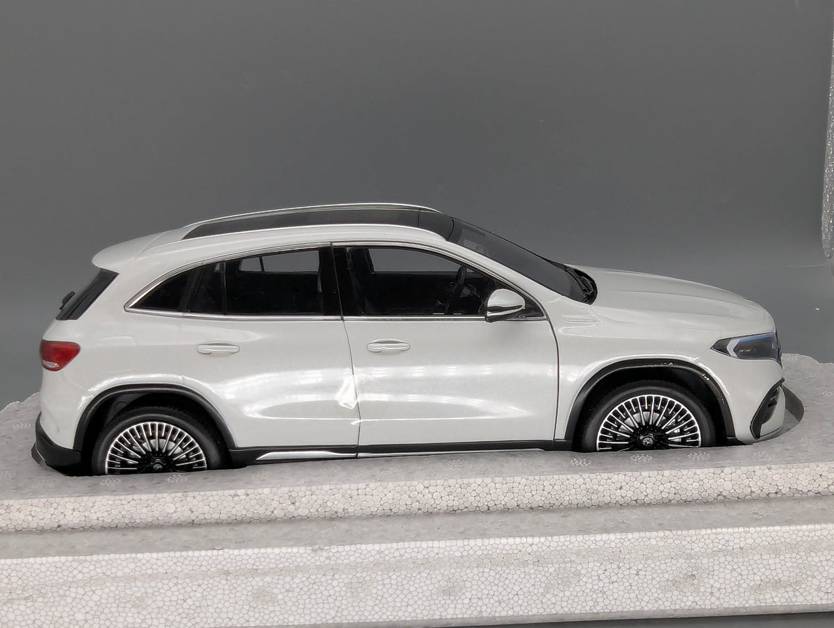 Modellautos 1:18 NZG Mercedes Benz EQA Digitalweiß mit Dealer OVP