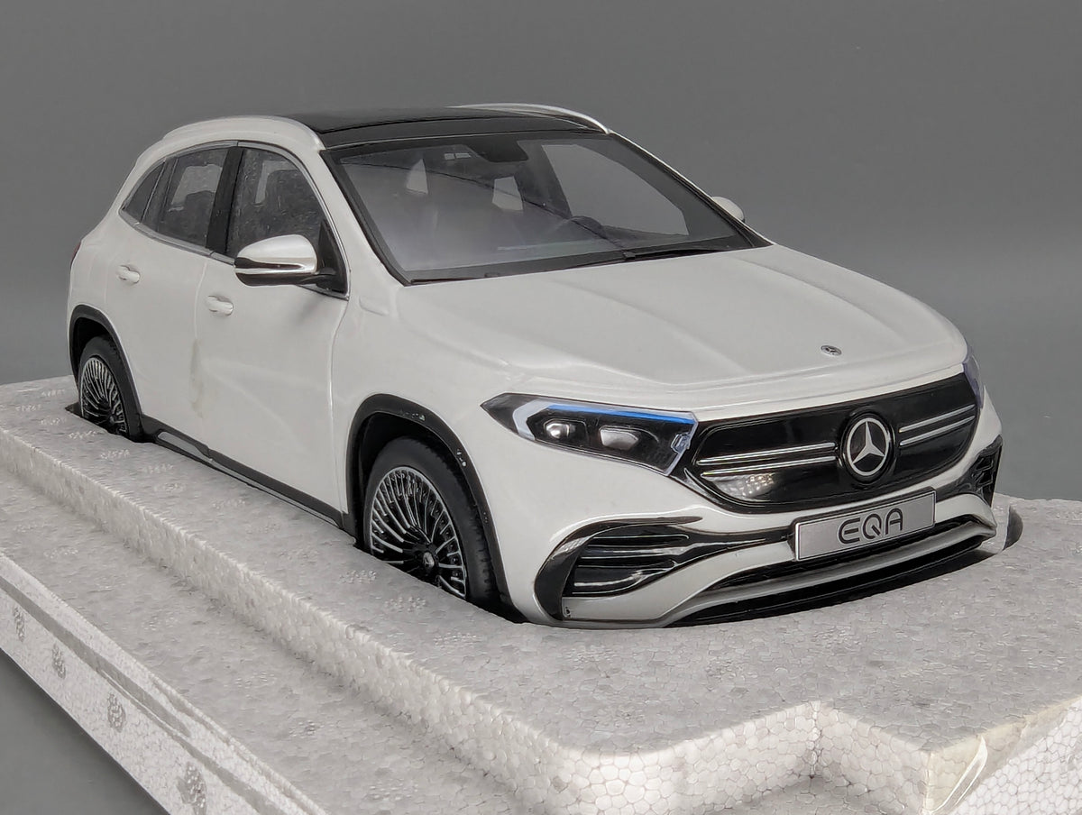 Modellautos 1:18 NZG Mercedes Benz EQA Digitalweiß mit Dealer OVP