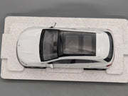Modellautos 1:18 NZG Mercedes Benz EQA Digitalweiß mit Dealer OVP