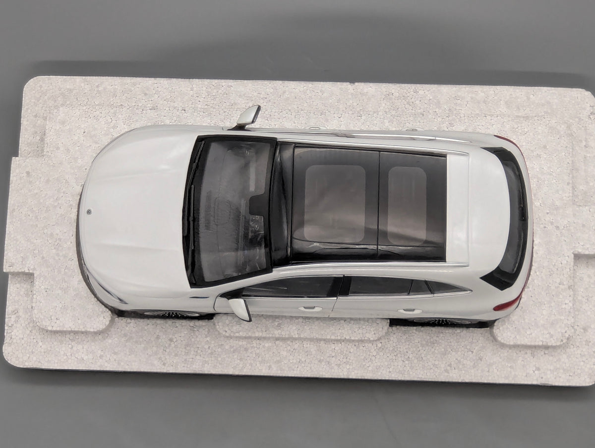 Modellautos 1:18 NZG Mercedes Benz EQA Digitalweiß mit Dealer OVP