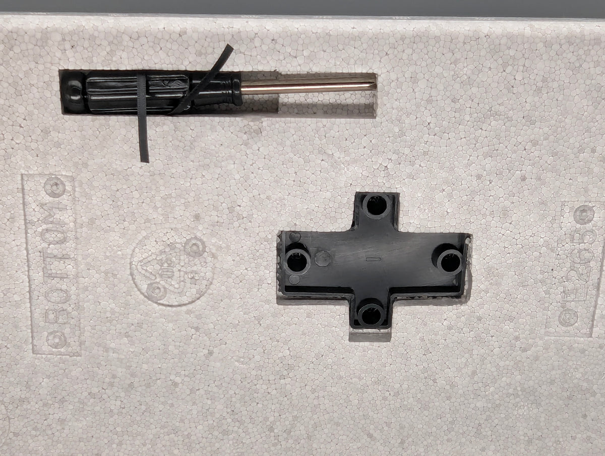 Modellautos 1:18 NZG Mercedes Benz EQA Digitalweiß mit Dealer OVP
