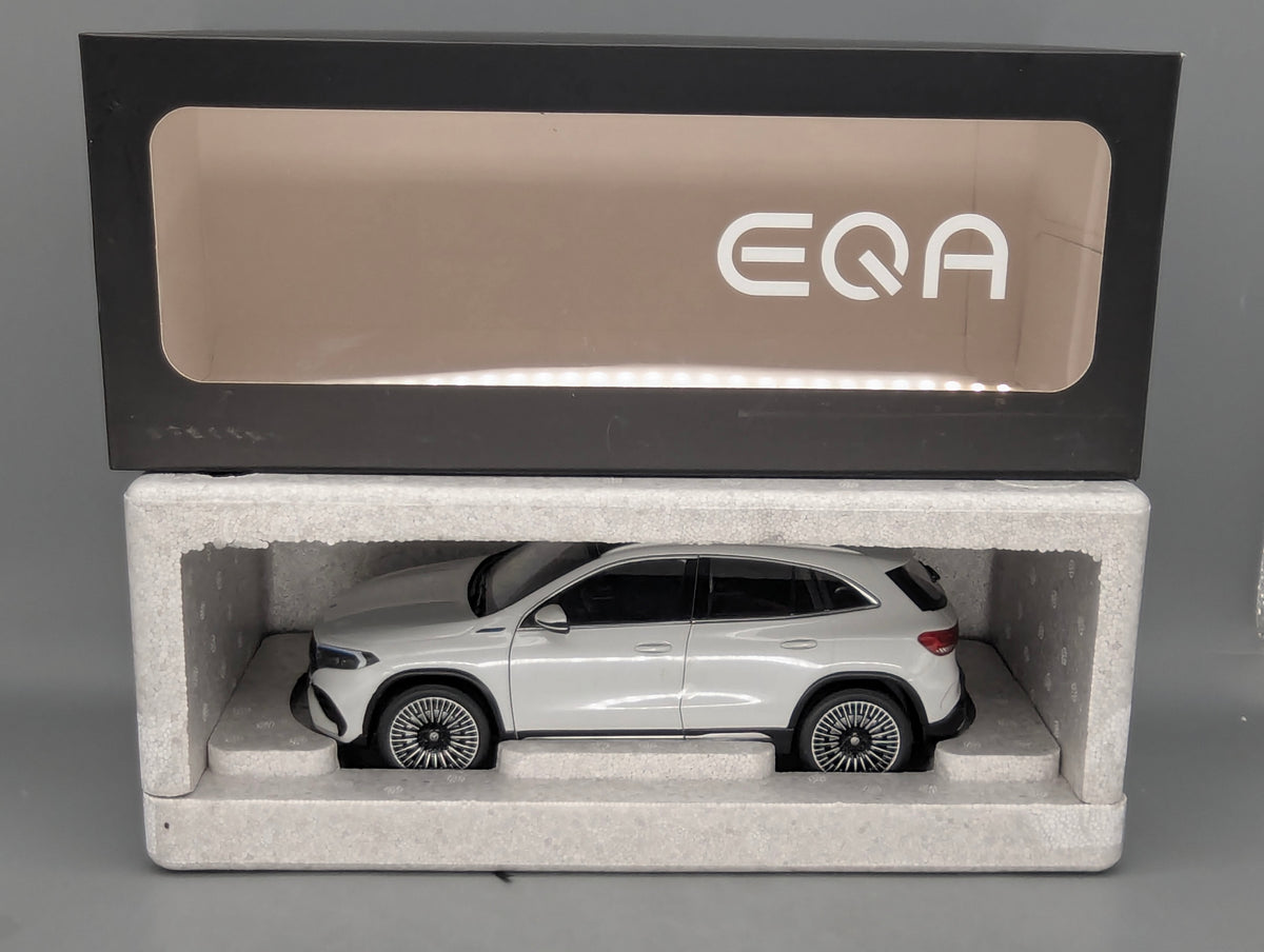 Modellautos 1:18 NZG Mercedes Benz EQA Digitalweiß mit Dealer OVP